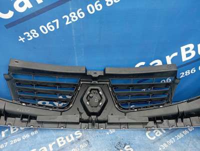 Накладка бампера переднього центральна Renault Trafic II, Opel Vivaro II, Nissan Primastar II (2006-2014) рестайл