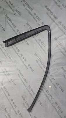 Накладка декоративна (молдинг) передніх правих дверей Mercedes ML W164 (2005-2011)