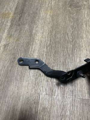 Петля кришкі (двері) багажника права Nissan Rogue 2014-2020