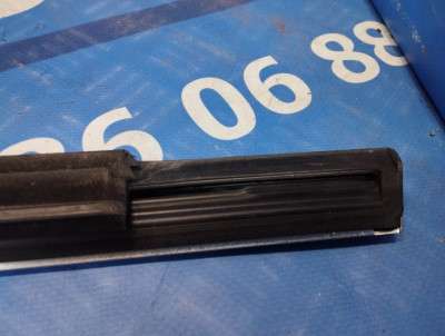 Накладка (молдінг) скла передні праві двері Mercedes-Benz S 560