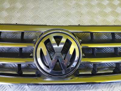 Решетка радиатора Volkswagen Touareg (2003-2006) дорестайл