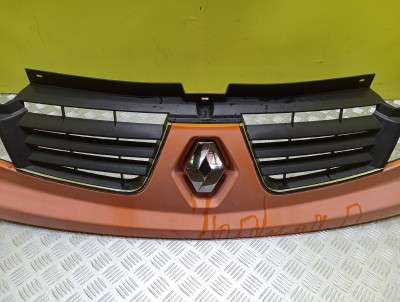 Накладка бампера переднього центральна Renault Trafic II, Opel Vivaro II, Nissan Primastar II (2006-2014) рестайл